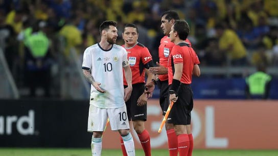 El árbitro ecuatoriano Robby Zambrano habla con Messi